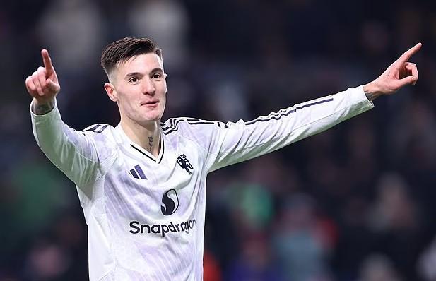 开云线上入口-费迪南德：卡里克会让谢什科受益，他理解前锋真正需要什么