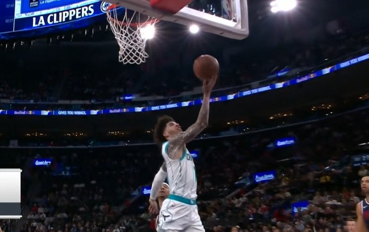 开云登录网址入口-主打一个球风飘逸！三球推进强突一打三 妖娆单手反篮取分